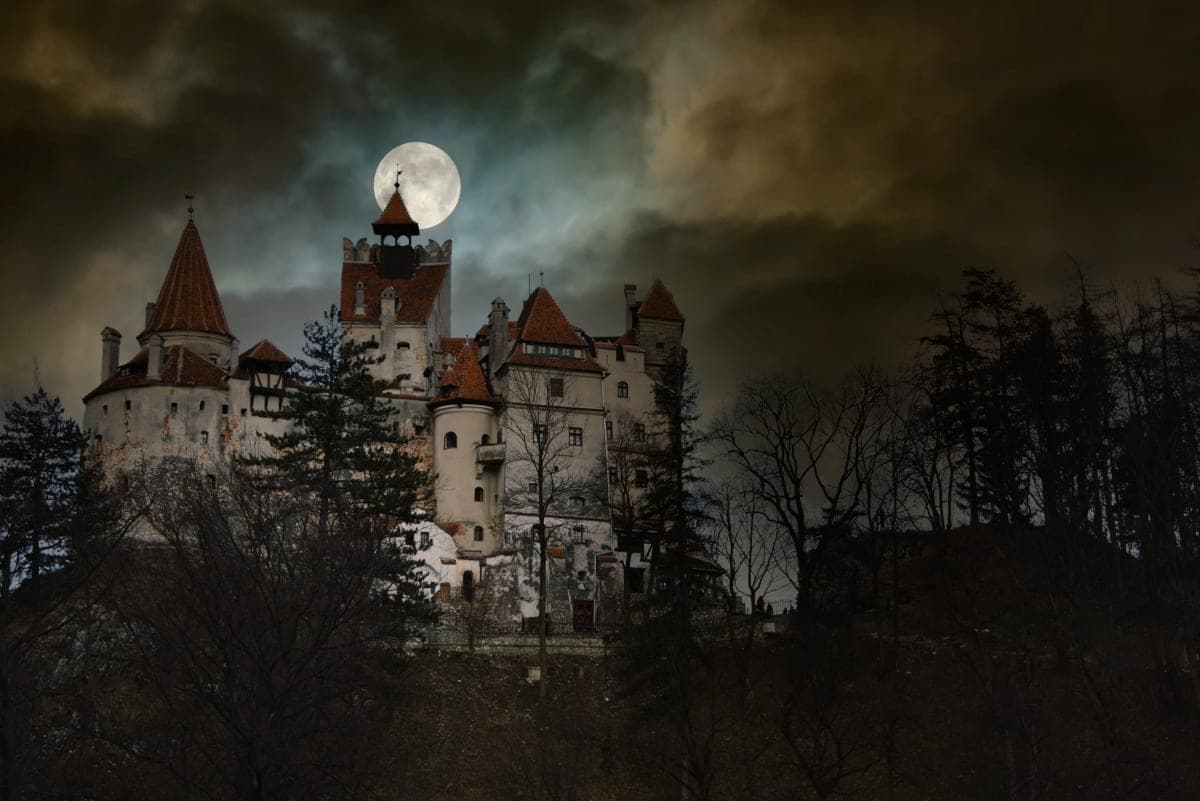 <h1>Хэллоуинское путешествие по Румынии 🎃</h1>
<ul>
<li>Трансильвания 🧛♂️</li>
<li>Трансфэгараш 🎢</li>
<li>Бухарест 🇷🇴</li>
</ul>